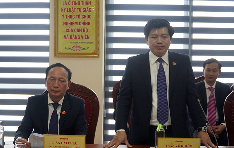 Đồng chí Trưởng ban Tổ chức Tỉnh ủy Trần Vũ Khiêm báo cáo kết quả công tác năm 2021.