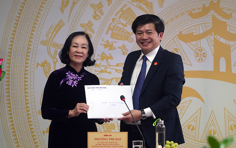 Đồng chí Trưởng ban Tổ chức Trung ương Trương Thị Mai tặng 200 triệu đồng cho người có công, hộ nghèo