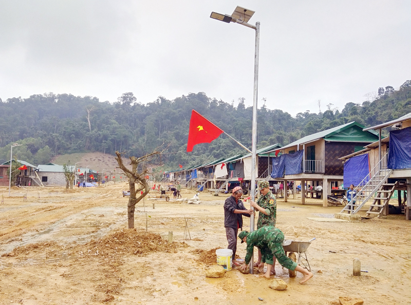 Cán bộ, chiến sỹ Đồn Biên phòng Làng Mô lắp đặt công trình “Ánh sáng vùng biên” tại bản Sắt.