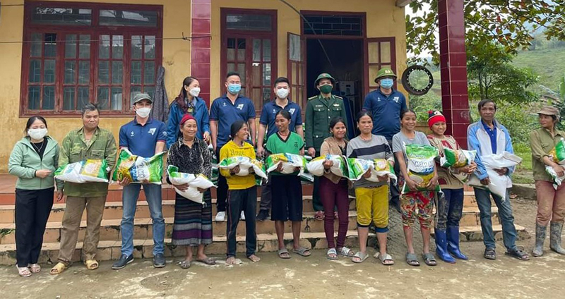 Trao hỗ trợ gạo cho những hộ gia đình khó khăn xã Trường Sơn (Quảng Ninh)