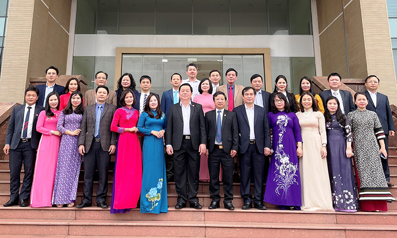 Đồng chí Trưởng ban Tuyên giáo Trung ương Nguyễn Trọng Nghĩa và đoàn công tác chụp ảnh lưu niệm cùng Ban Tuyên giáo Tỉnh uỷ Quảng Bình