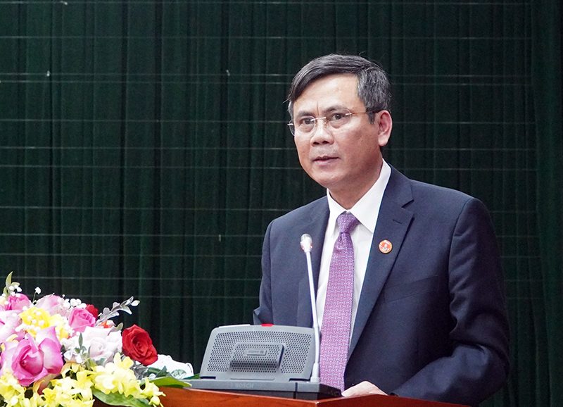 Đồng chí Chủ tịch UBND tỉnh Trần Thắng báo cáo tình hình thực hiện nhiệm vụ năm 2021 với đồng chí Thủ tướng Chính phủ và đoàn công tác