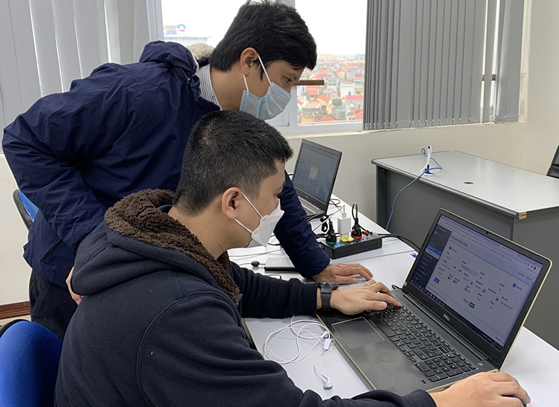 Nhóm tác giả công tác tại VNPT Quảng Bình thực hiện giải pháp “Hệ thống quản lý khách hàng ngành cấp nước”.