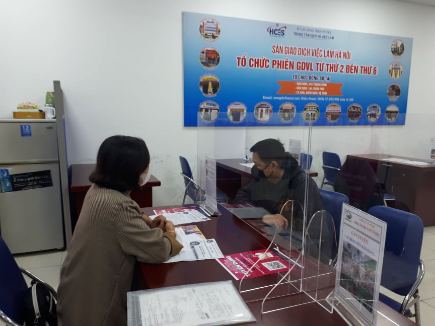 Lao động đến phỏng vấn tìm việc làm tại Sàn giao dịch việc làm Hà Nội. 