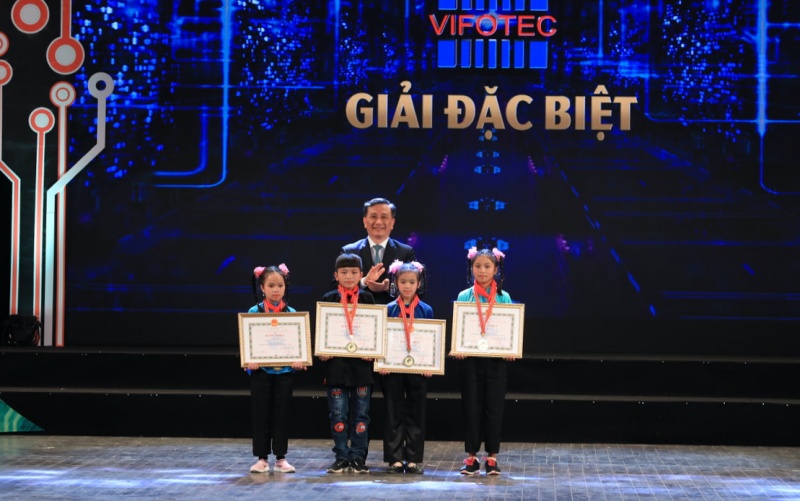   Trao giải Nhất cho các em học sinh.
