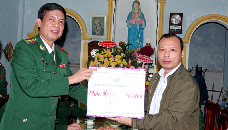  Đại tá Lê Văn Tiến, Bí thư Đảng ủy, Chính ủy BĐBP tỉnh tặng hoa chúc mừng giáo họ Thanh Hải (xã Thanh Trạch, huyện Bố Trạch)