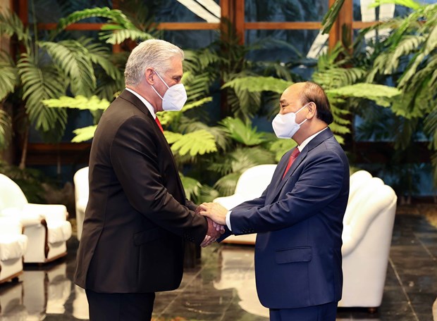  Bí thư thứ nhất Ban Chấp hành Trung ương Đảng Cộng sản Cuba, Chủ tịch nước Cộng hòa Cuba Miguel Díaz-Canel đón Chủ tịch nước Nguyễn Xuân Phúc. (Ảnh: Thống Nhất/TTXVN)