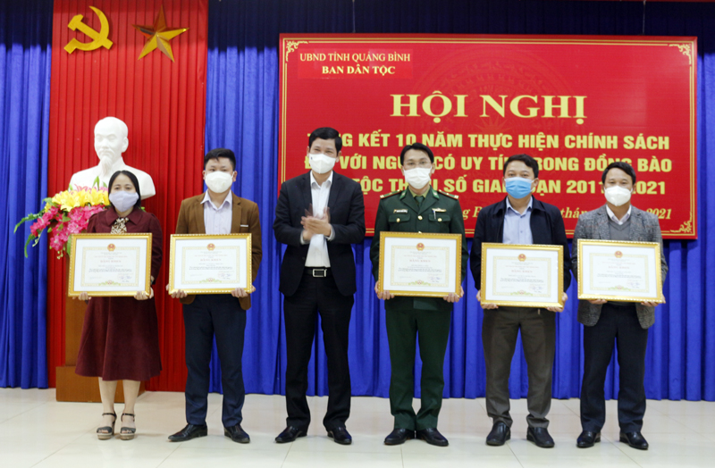  Phó Chủ tịch UBND tỉnh trao bằng khen của Chủ tịch UBND tỉnh cho những NCUT.