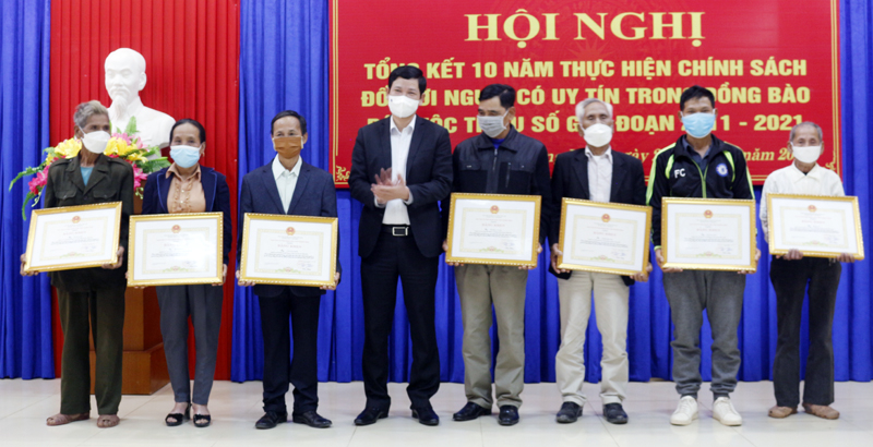  5 tập thể được Chủ tịch UBND tỉnh tặng bằng khen.