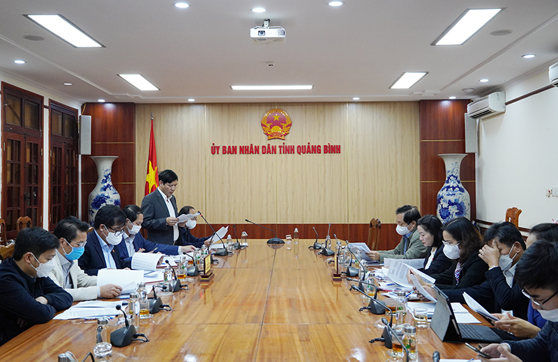 Đại diện lãnh đạo Sở Nội vụ báo cáo kết quả thực hiện sắp xếp ĐVHC cấp xã trên địa bàn tỉnh.
