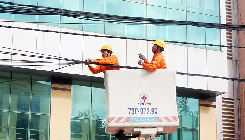 Chỉnh trang cáp thông tin trên các tuyến đường dây điện tại TP. Đồng Hới.