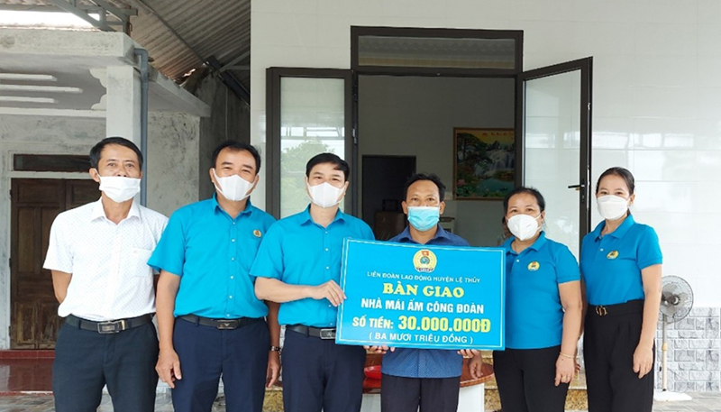 Đại diện lãnh đạo LĐLĐ huyện Lệ Thủy trao tiền hỗ trợ nhà “Mái ấm công đoàn” cho anh Đặng Văn Hào, đoàn viên Công đoàn UBND xã Mai Thủy.