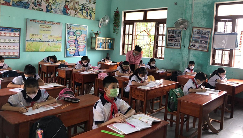 Tham gia BHYT, HS-SV được bảo vệ sức khỏe và chia sẻ rủi ro với cộng đồng. (Trong ảnh: Các em học sinh ở Trường tiểu học Đồng Lê (Tuyên Hóa) trong lớp học).