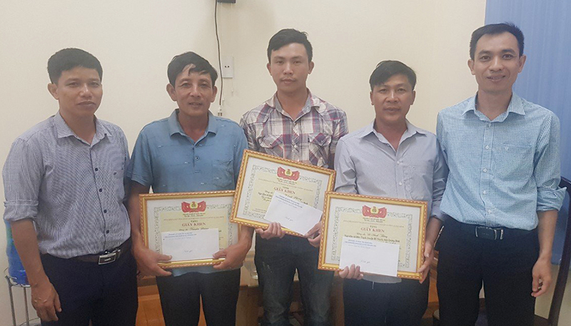 Khen thưởng những ngư dân tiêu biểu thực hiện mô hình “Thu gom rác thải, rác thải nhựa trên tàu cá xa bờ”.