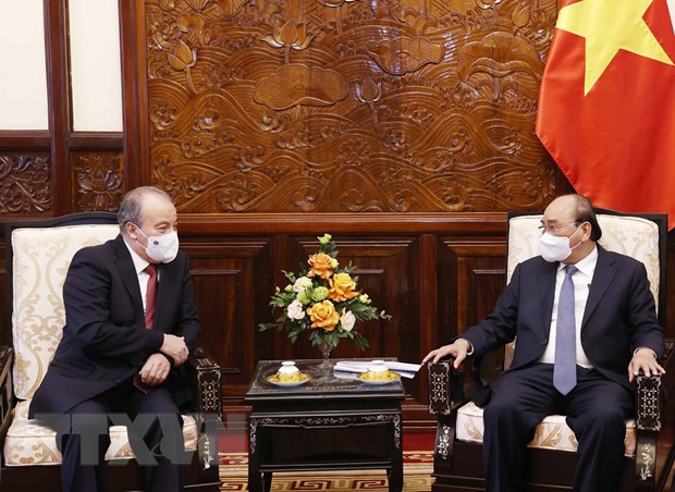  Chủ tịch nước Nguyễn Xuân Phúc tiếp ngài Abdelhamid Boubazine, Đại sứ Algeria. (Ảnh: Thống Nhất/TTXVN)