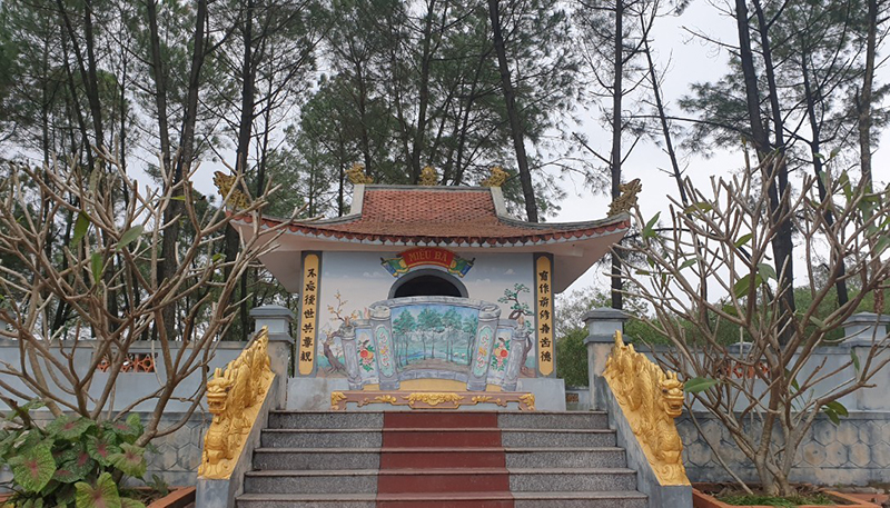 Miếu bà trên vực An Sinh.