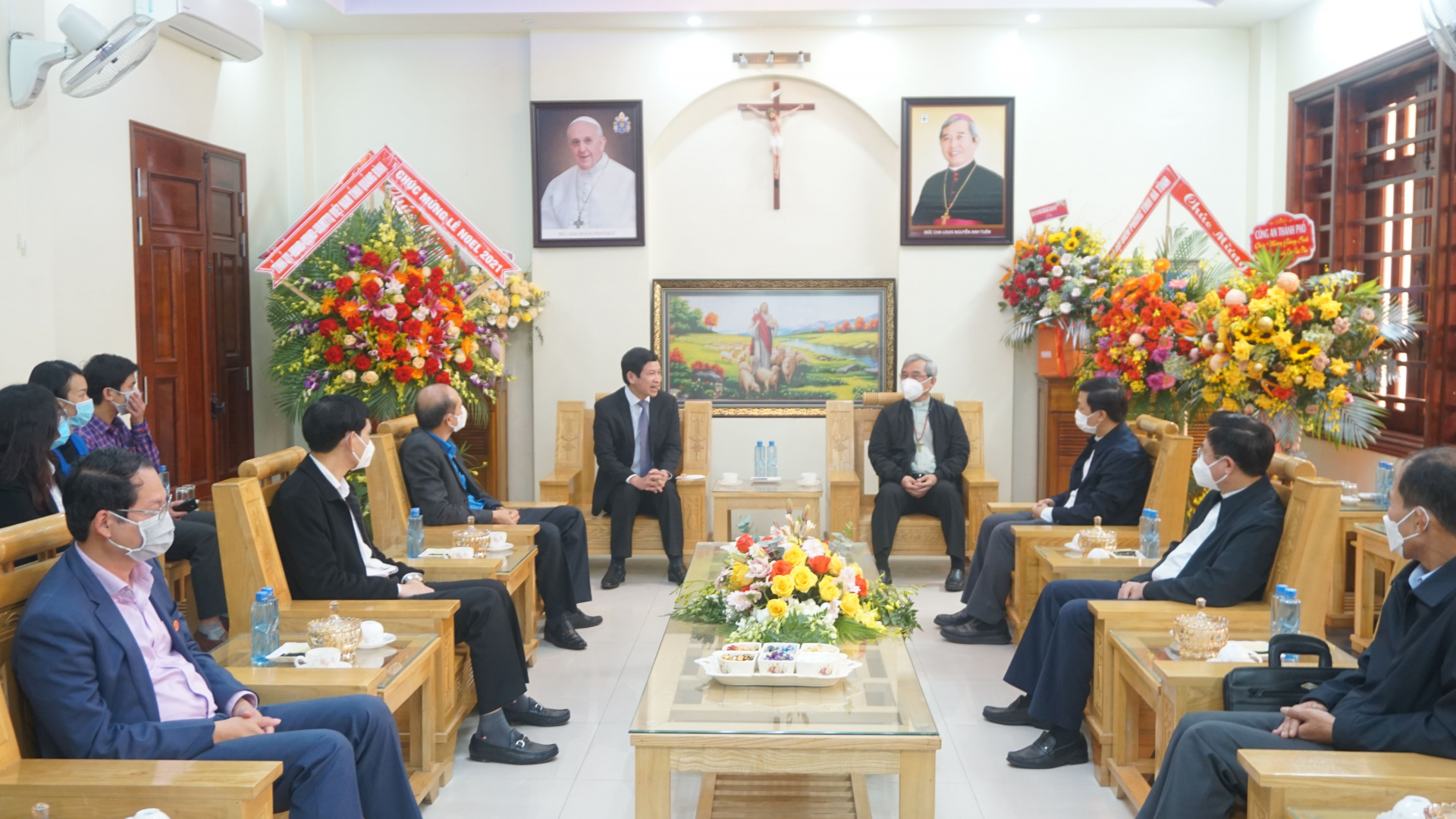 Đồng chí Hồ An Phong, Tỉnh ủy viên, Phó Chủ tịch UBND tỉnh thông báo với Giám mục Louis Nguyễn Anh Tuấn, Giám quản Tông tòa Giáo phận Hà Tĩnh về hình phát triển kinh tế - xã hội của tỉnh.