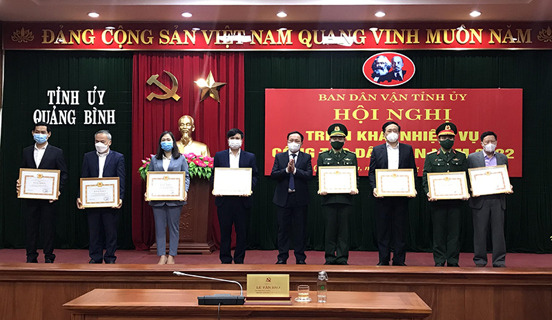 Đồng chí Phó Bí thư Thường trực Tỉnh ủy Trần Hải Châu trao bằng khen của Ban Thường vụ Tỉnh ủy cho các tập thể. 