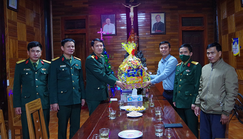 Đại tá Đinh Xuân Hướng, Chính ủy Bộ CHQS tỉnh chúc mừng giáo xứ Vĩnh Phước, xã Quảng Lộc, thị xã Ba Đồn