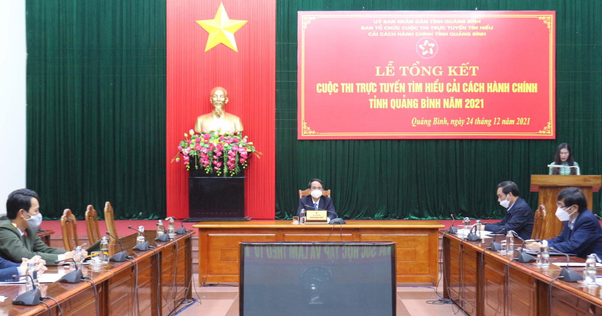 Các đại biểu tham luận tại lễ trao giải.