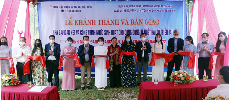 Chủ tịch Ủy ban MTTQVN tỉnh cắt băng khánh thành và bàn giao Nhà đại đoàn kết cho người đồng bào DTTS xã Lâm Hóa.