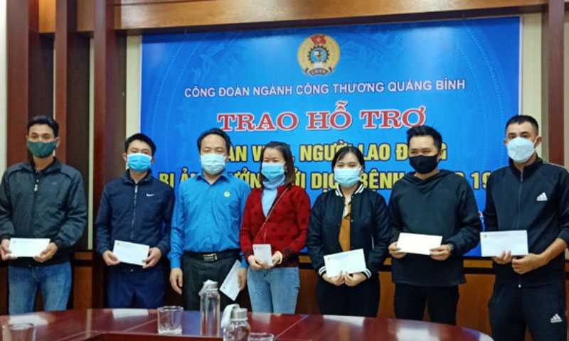 Trao quà hỗ trợ cho đoàn viên, người lao động bị ảnh hưởng do dịch bệnh