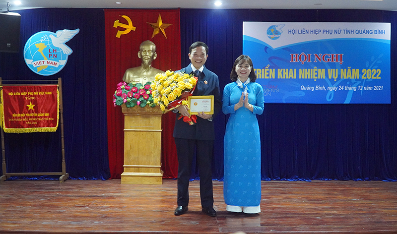 Đồng chí Chủ tịch Hội LHPN tỉnh Diệp Thị Minh Quyết trao Kỷ niệm chương “Vì sự phát triển của phụ nữ Việt Nam” cho Phó Giám đốc Sở Lao động - Thương binh và Xã hội Hồ Tân Cảnh