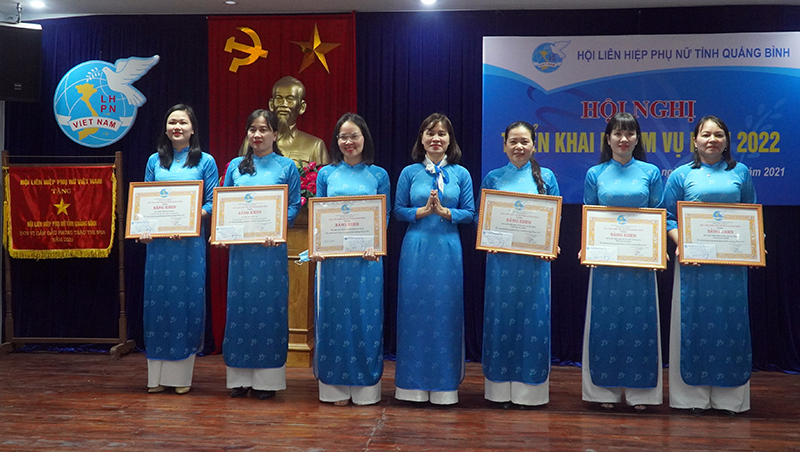 Hội LHPN tỉnh khen thưởng các tập thể và cá nhân