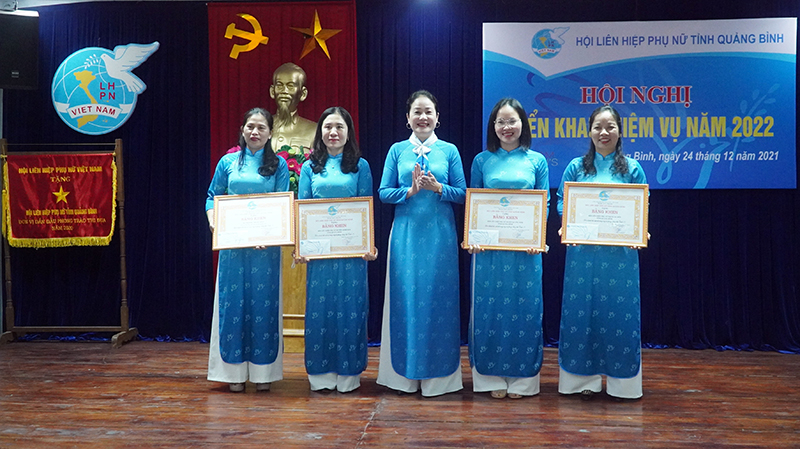 Hội LHPN tỉnh khen thưởng các tập thể và cá nhân
