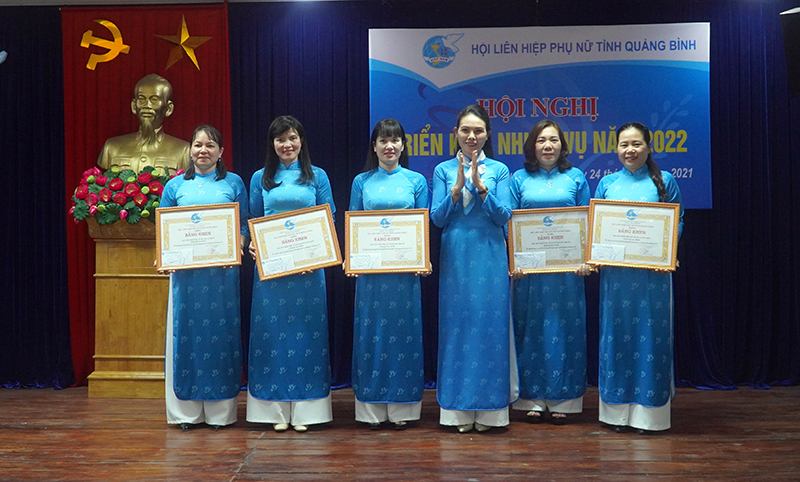 Hội LHPN tỉnh khen thưởng các tập thể và cá nhân