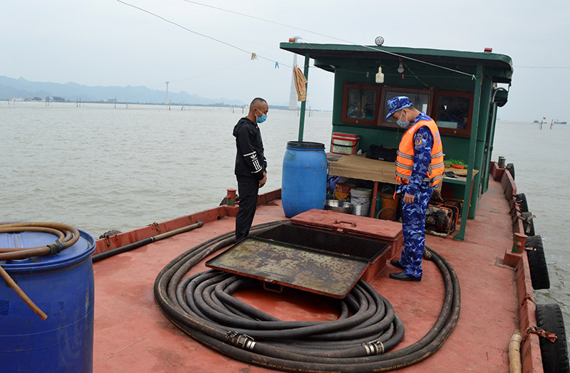 Tàu chở 20 nghìn lít dầu DO không rõ nguồn gốc vừa bị tạm giữ.