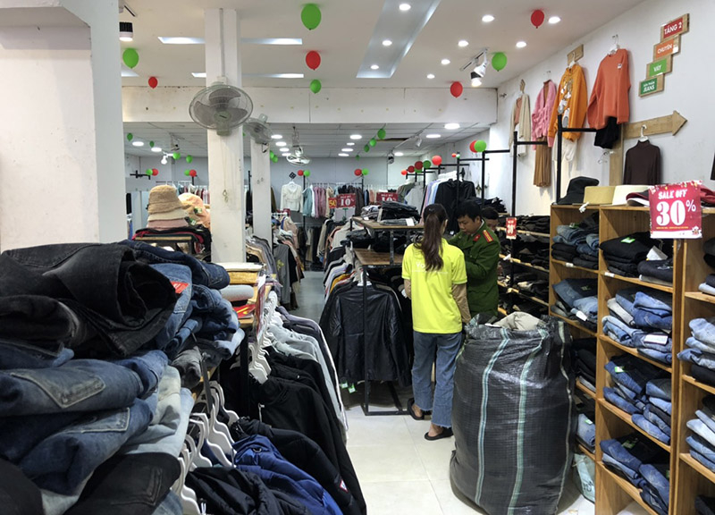 Một số lượng lớn hàng hóa áo, quần không có hóa đơn, chứng từ chứng minh nguồn gốc được phát hiện tại cửa hàng thời trang nam nữ YOFASO.