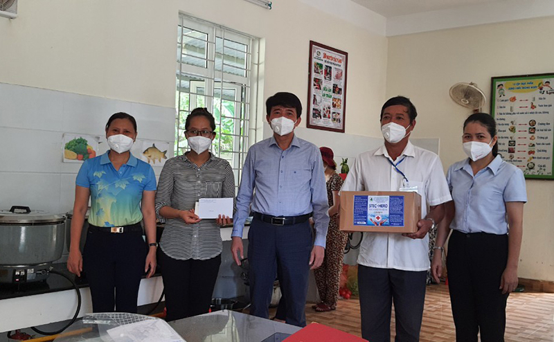 Lãnh đạo TP. Đồng Hới tặng quà hỗ trợ các lực lượng tham gia phòng, chống dịch Covid-19.