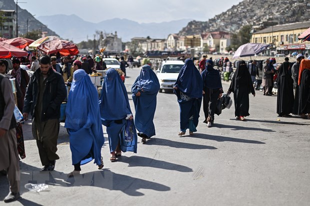  Phụ nữ trên đường phố tại Kabul, Afghanistan, ngày 29-10-2021. (Ảnh: AFP/TTXVN)