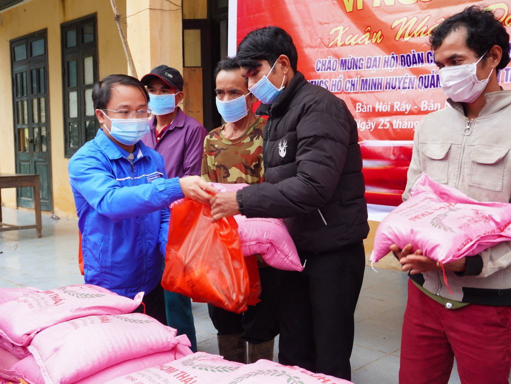 Huyện đoàn Quảng Ninh tặng quà cho người dân xã Trường Sơn.