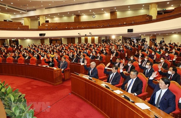Các lãnh đạo Đảng, Nhà nước và các đại biểu biểu quyết thông qua chương trình Hội nghị lần thứ ba Ban Chấp hành TW Đảng khóa XIII. (Ảnh: Trí Dũng/TTXVN)