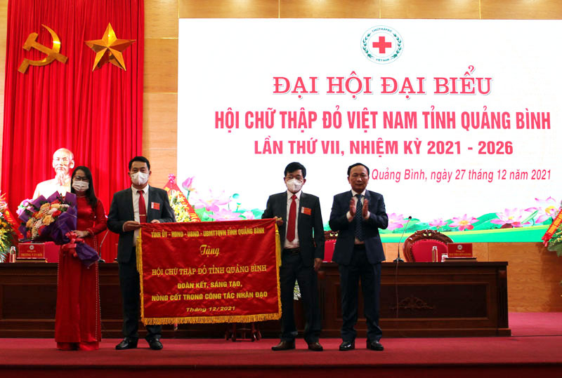 Thay mặt lãnh đạo tỉnh, đồng chí Phó Bí thư Thường trực Tỉnh ủy Trần Hải Châu trao tặng đại hội bức trướng với dòng chữ: “Hội Chữ thập đỏ tỉnh Quảng Bình đoàn kết, sáng tạo, nòng cốt trong công tác nhân đạo”.