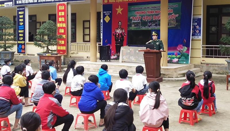 “Tiết học biên giới” của các em Trường phổ thông dân tộc bán trú THCS Trường Sơn, xã Trường Sơn (Quảng Ninh).