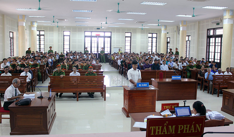Những vụ án về tham nhũng luôn nhận được sự quan tâm theo dõi của đông đảo cán bộ, đảng viên và nhân dân (Trong ảnh: Xét xử vụ án Nguyễn Ngọc Sơn, cán bộ địa chính xã Hòa Trạch (cũ).
