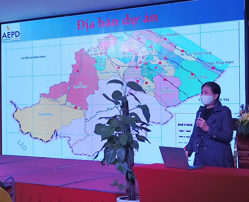 Đại diện AEPD báo cáo thực hiện dự án “thúc đẩy thực thi quyền trẻ em, đặc biệt trẻ khuyết tật trong lĩnh vực giáo dục ở vùng khó khăn, miền núi, vùng đồng bào dân tộc thiểu số tỉnh Quảng Bình”