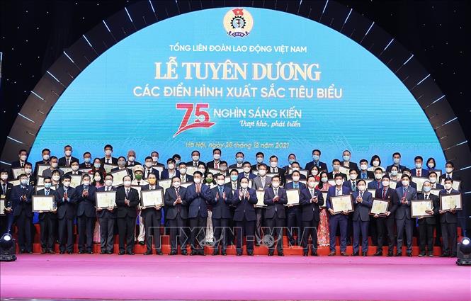 Thủ tướng Phạm Minh Chính với các điển hình xuất sắc tiêu biểu. Ảnh: Dương Giang/TTXVN