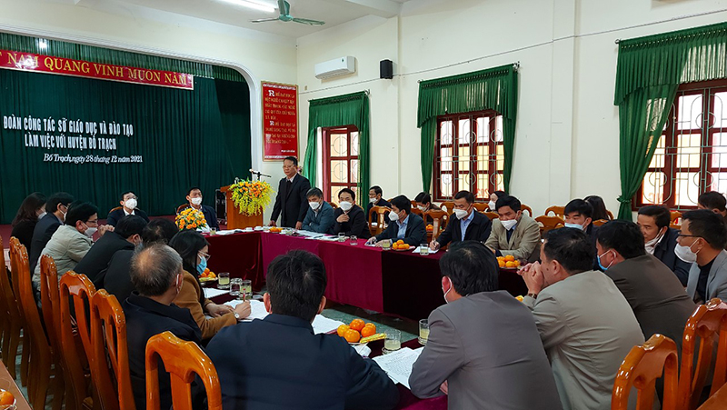 Các đại biểu tập trung thảo luận, bàn biện pháp khắc phục khó khăn trong phát triển giáo dục