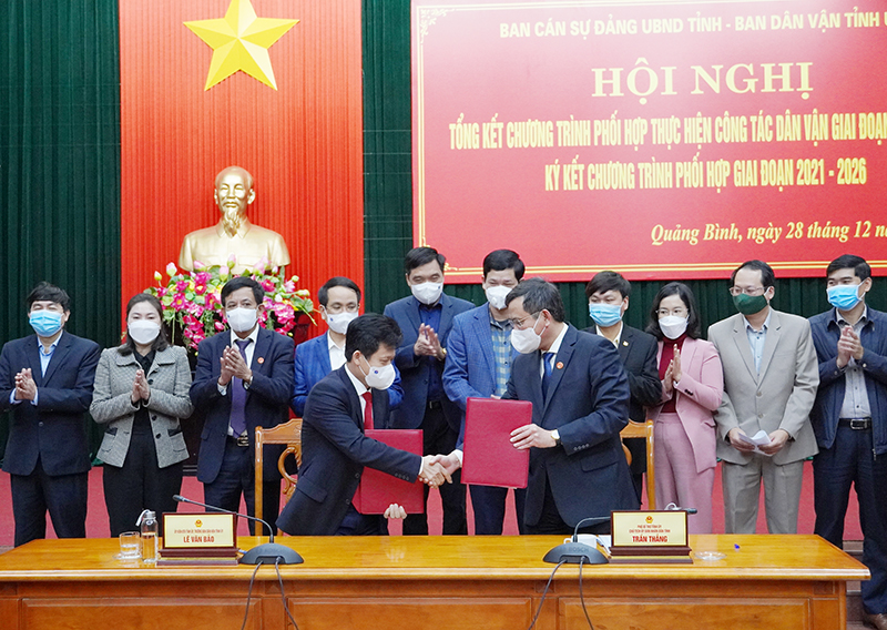  Đồng chí Chủ tịch UBND tỉnh Trần Thắng và đồng chí Trưởng ban Dân vận Tỉnh ủy Lê Văn Bảo ký kết Chương trình phối hợp giữa Ban Cán sự Đảng UBND tỉnh và Ban Dân vận Tỉnh ủy về công tác dân vận, giai đoạn 2021 – 2026. 
