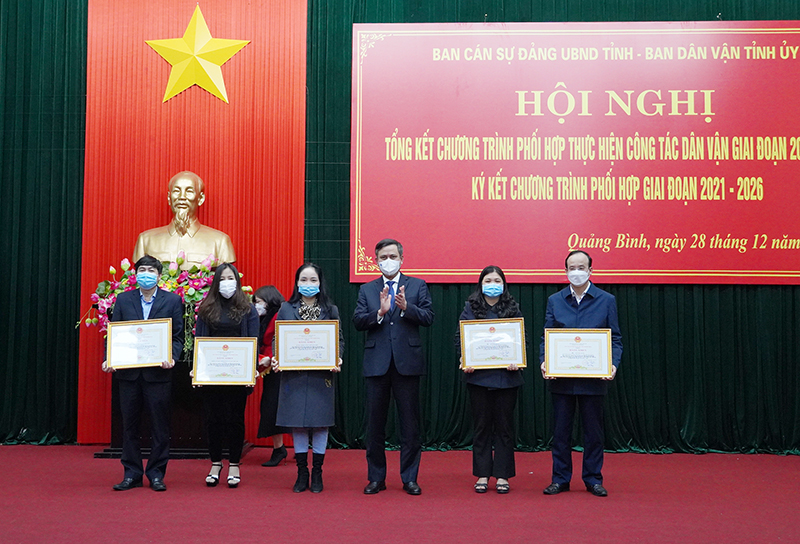 Đồng chí Chủ tịch UBND tỉnh Trần Thắng tặng bằng khen cho các tập thể, cá nhân có thành tích xuất sắc trong thực hiện Chương trình phối hợp giữa Ban Cán sự Đảng UBND tỉnh và Ban Dân vận Tỉnh ủy về công tác dân vận, giai đoạn 2016 – 2021.      