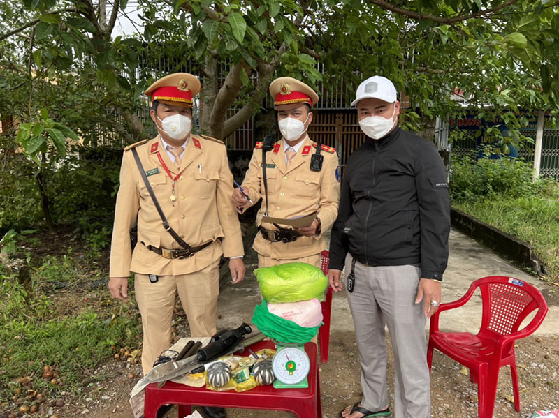 Anh Nguyễn Thế Thắng tự nguyện giao nộp số thuốc nổ, kíp nổ, gậy điện, bình xịt và các loại hung khí nguy hiểm.