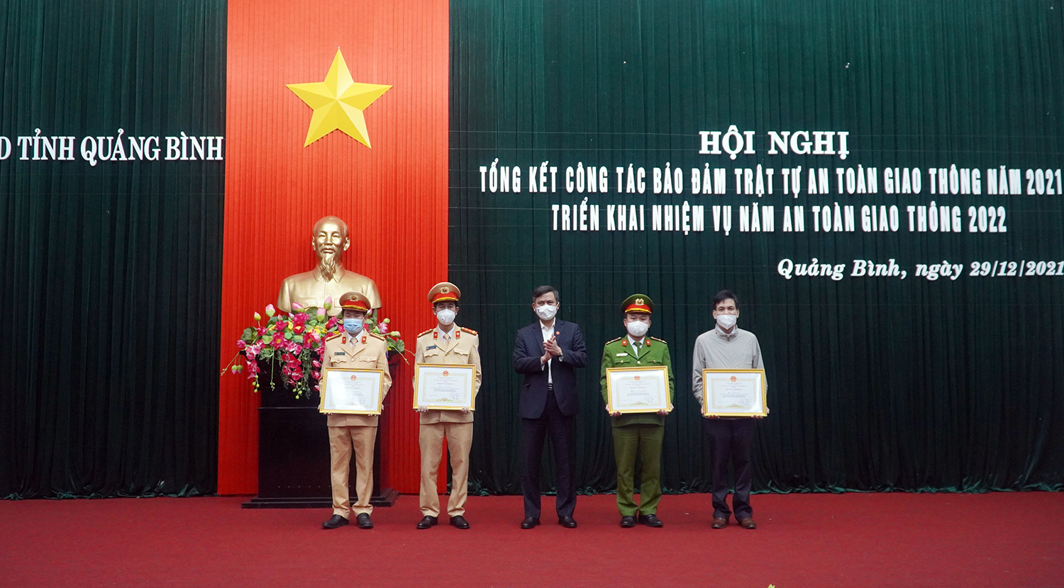 Đồng chí Trần Thắng, Phó Bí thư Tỉnh ủy, Chủ tịch UBND tỉnh, Trưởng ban ATGT trao Bằng khen cho các cá nhân