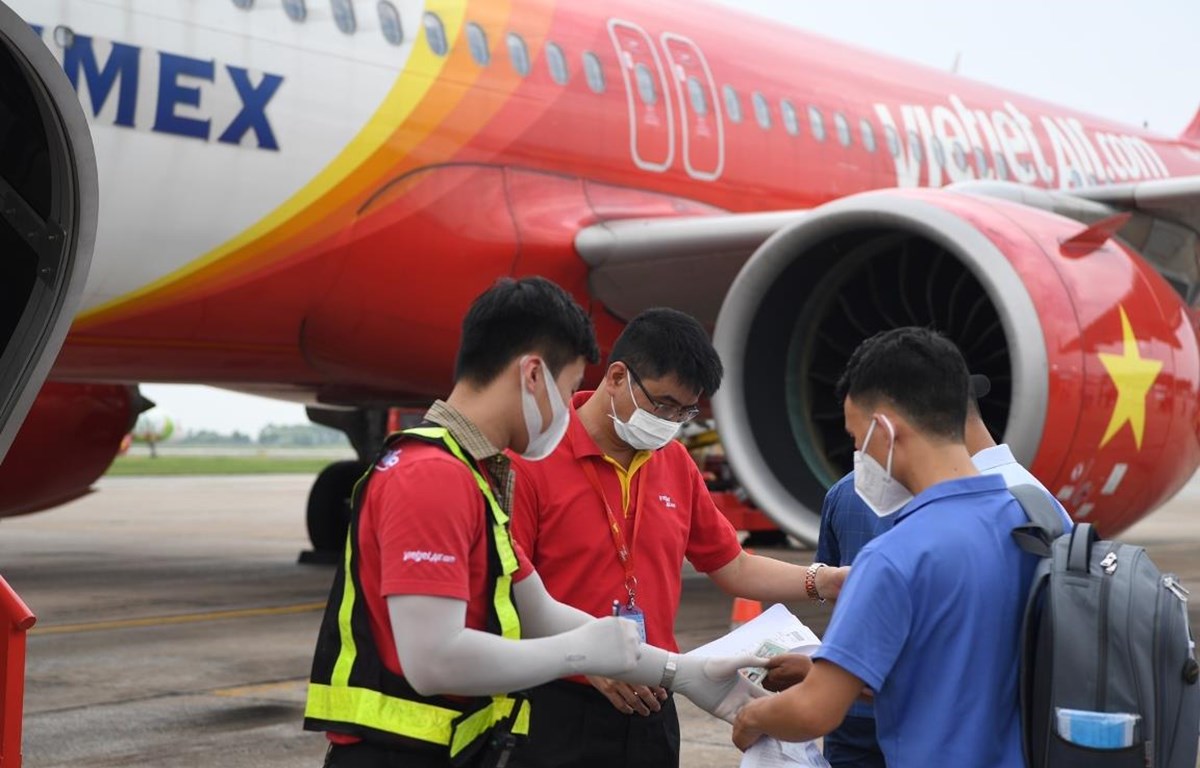 Vé máy bay đi lại dịp Tết Dương lịch và Nguyên đán đang còn dồi dào và nhiều mức giá rẻ. (Ảnh: CTV/Vietnam+)
