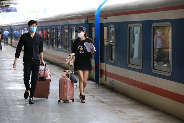  Hành khách đi tàu Thống Nhất. (Ảnh: Thành Đạt/TTXVN)