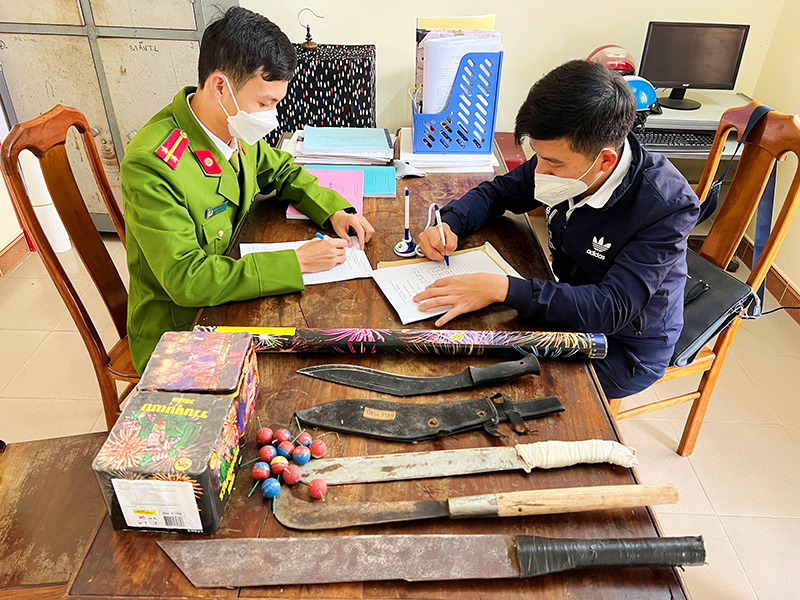 Công an phường Đức Ninh Đông vận động người dân giao nộp vũ khí, công cụ hỗ trợ và pháo.