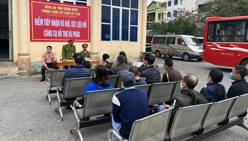  Buổi tuyên truyền pháp luật về vũ khí, vật liệu nổ tại Bến xe Nam Lý.
